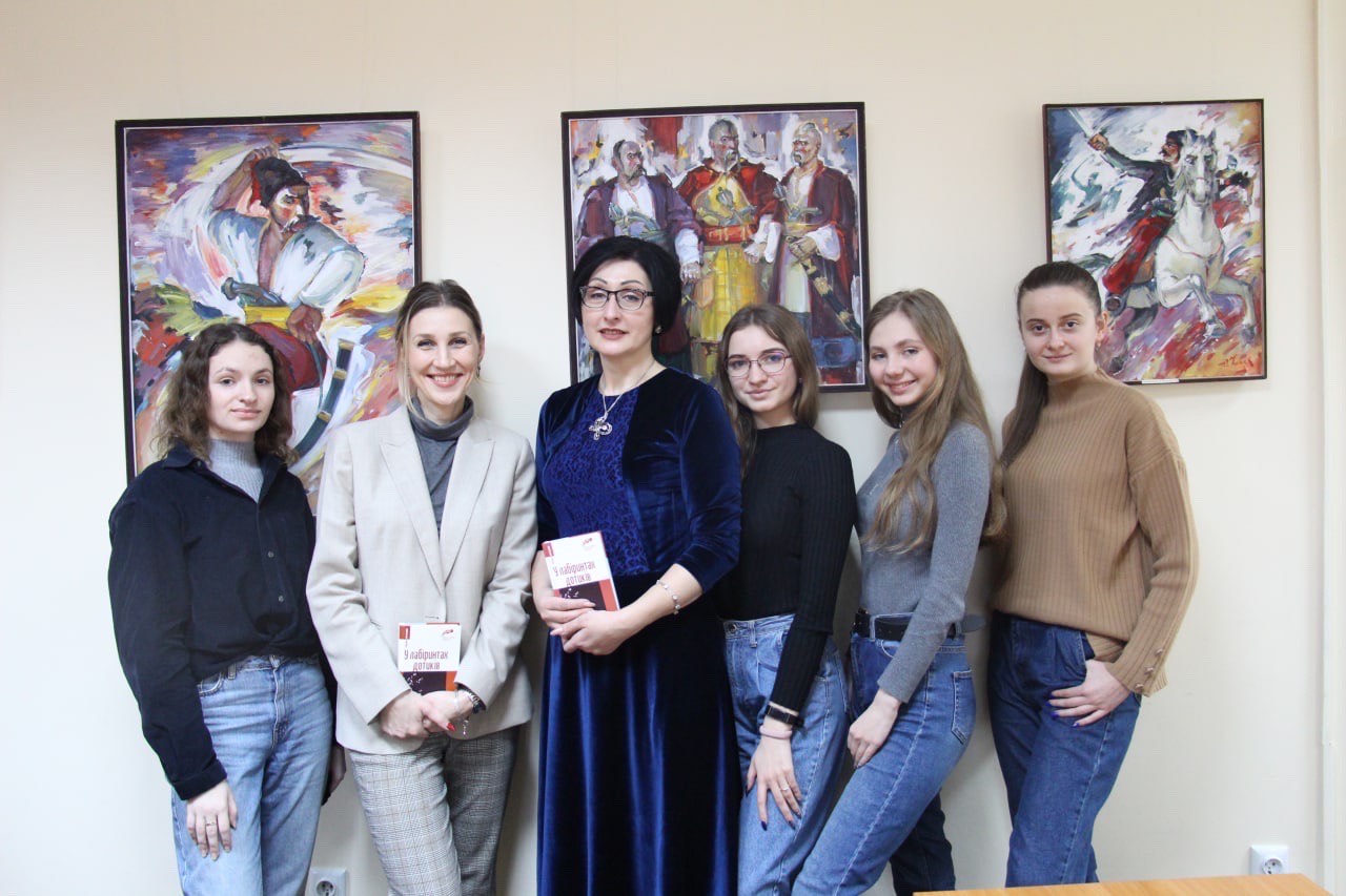 Студентки групи СОУМа-22 із кураторкою Петришиною Ольгою Ігорівною та письменницею Зоряною Замковою.
