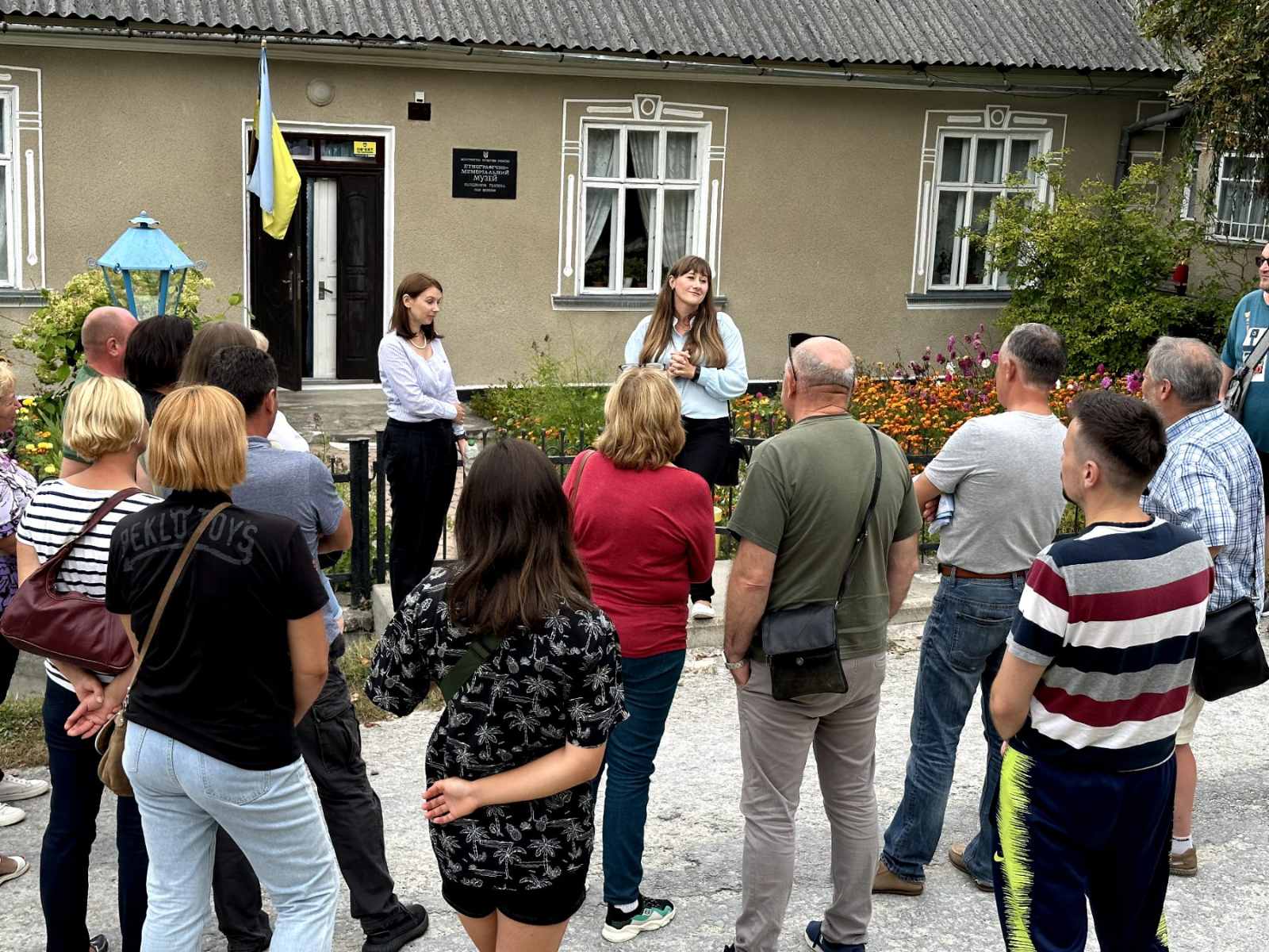 Колективне фото біля будинку, де народився Володимир Гнатюк