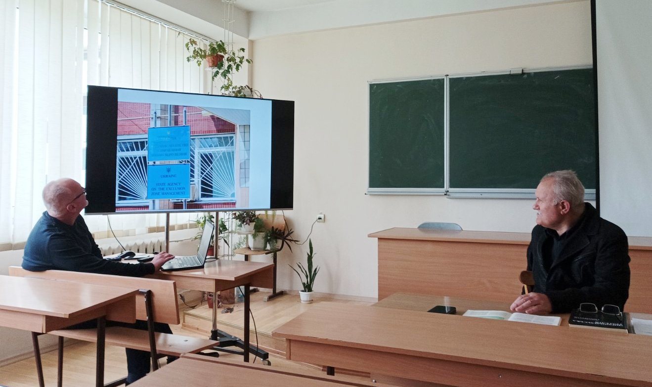 Перегляд фотоспогадів про поїздку групи викладачів та студентів у 2013 році на територію Чорнобильської атомної станції