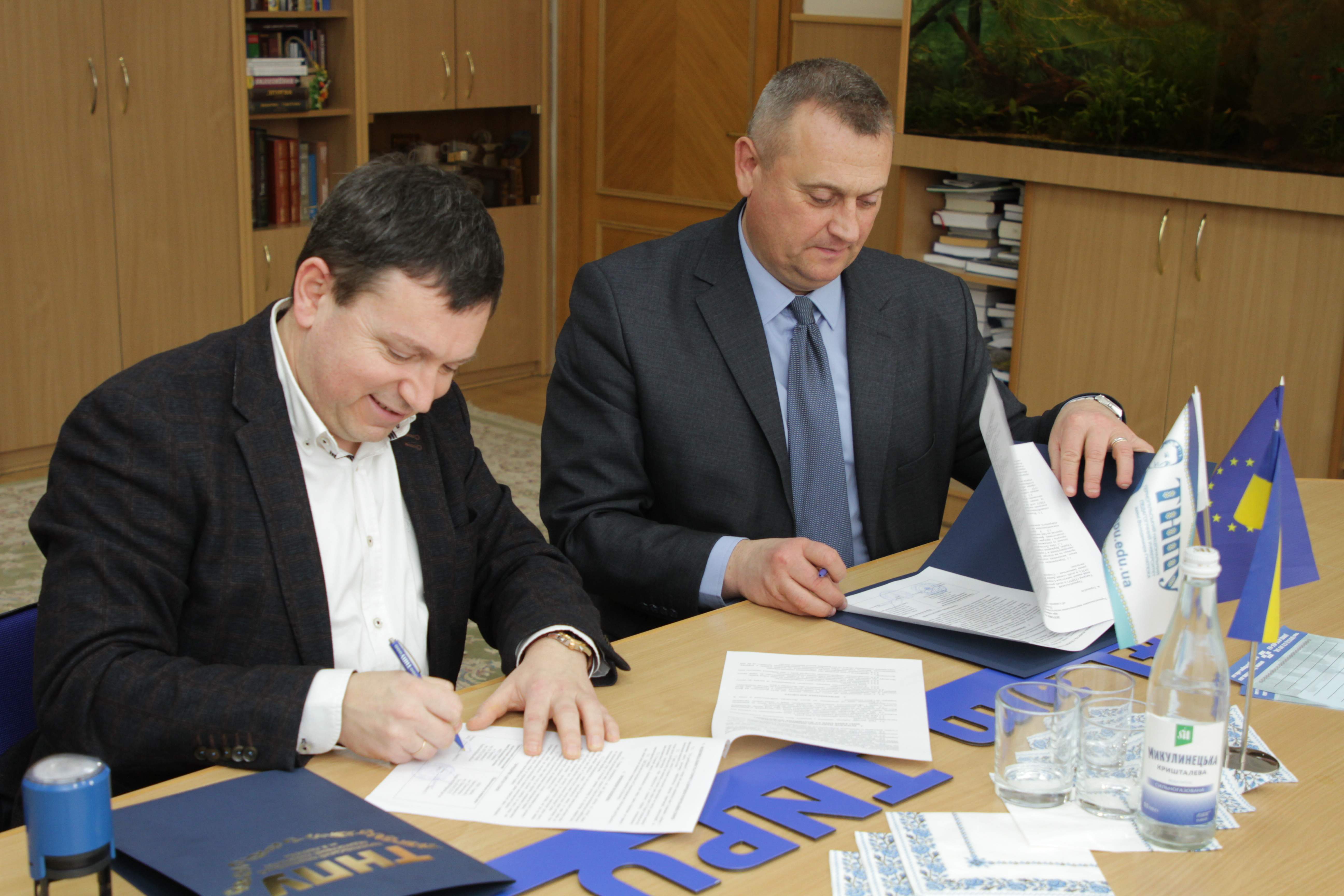 Ректор ТНПУ підписав договір про співпрацю з Підволочиською ОТГ