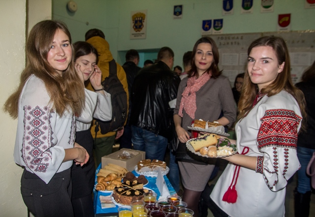 Н. А. Григорук та студенти на благодійному ярмарку