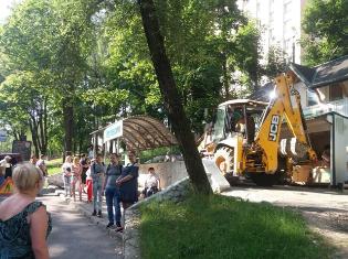 Розпочалися роботи з реконструкції зупинки "Педагогічний університет" (ФОТО)