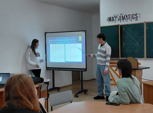 Вікторія Тосюк та Денис Бухта знайомлять присутніх з прикладом побудови графіка 