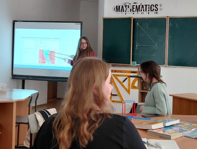 Присутні з цікавістю спостерігають за побудовою лінії перетину двох поверхонь у полотні 3D середовища GeoGebra.