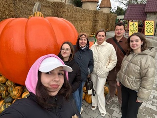  Студенти та викладачі кафедри романо-германської філології та професійної комунікації Богдана Стефанчук і Галина Лещук в «Агроленді».jpg