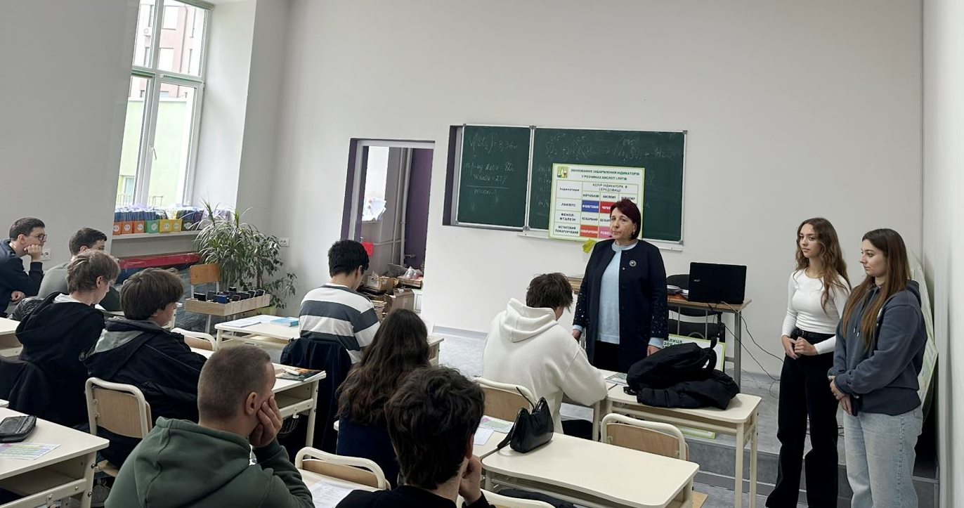 Доцент Бабій І. М. разом зі студентами завітали до Тернопільського академічного ліцею «Українська гімназія» імені Івана Франка.jpg