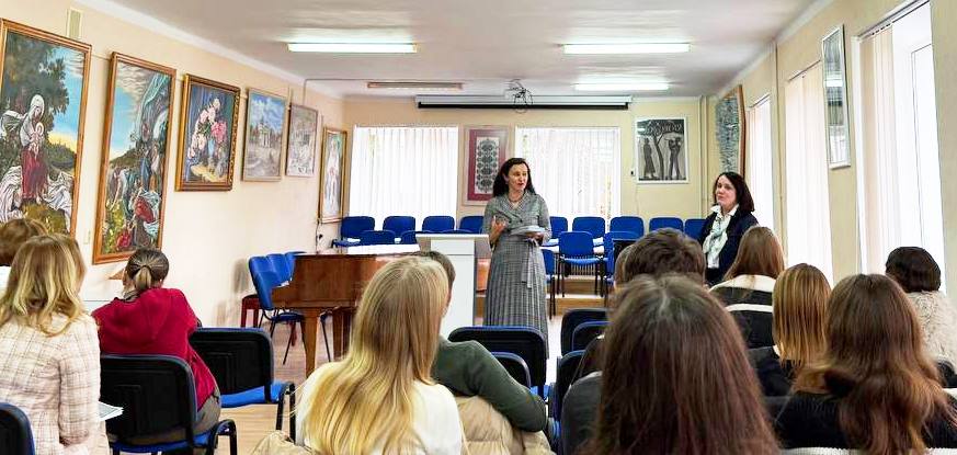  Декан факультету мистецтв Ярослава Топорівська зі вступним словом