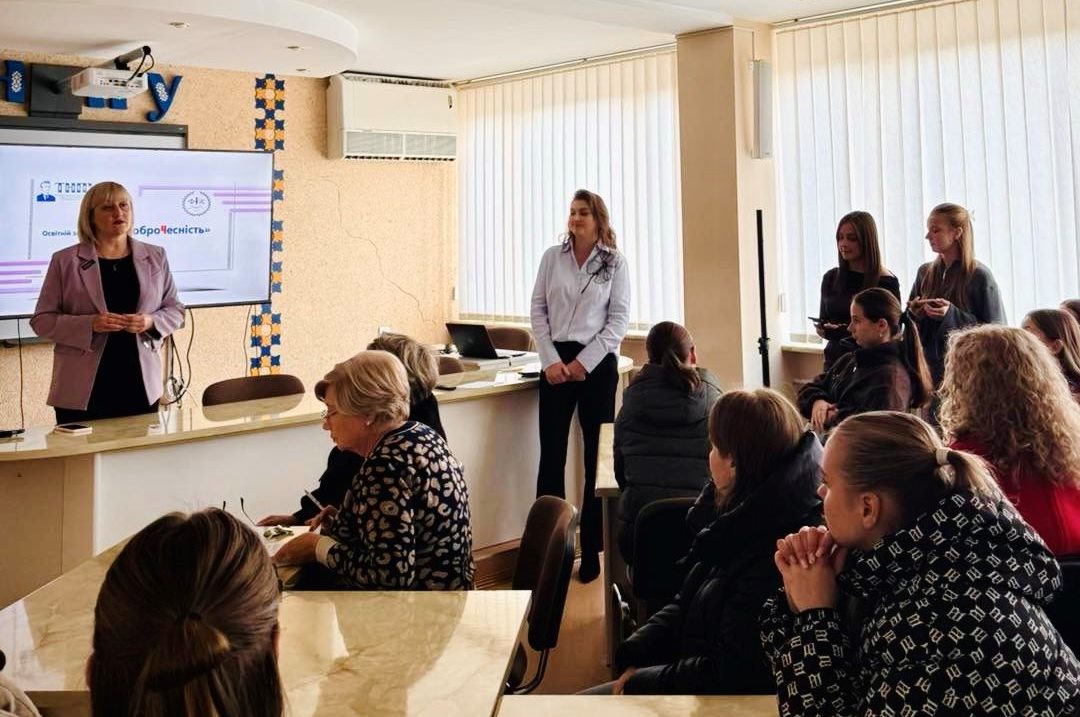 Очільниця комісії з внутрішнього забезпечення якості освіти факультету Синоруб Галина Петрівна, Представниця від факультету Групи сприяння академічній доброчесності Пелешок Ольга Олексіївна про захід.jpg