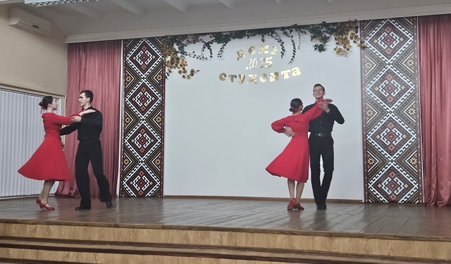  Солісти танцювального ансамблю Веснянка - Анастасія Остряннікова, Олександра Рижкова, Олексій Мазурук, Дмитро Волох