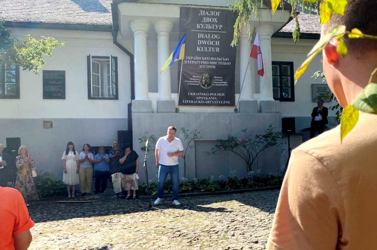  З вітальними словами та промовами виступили представники Тернопільської обласної військової адміністрації, обласної ради, Генерального консульства Республіки Польща в Луцьку та ін..jpg