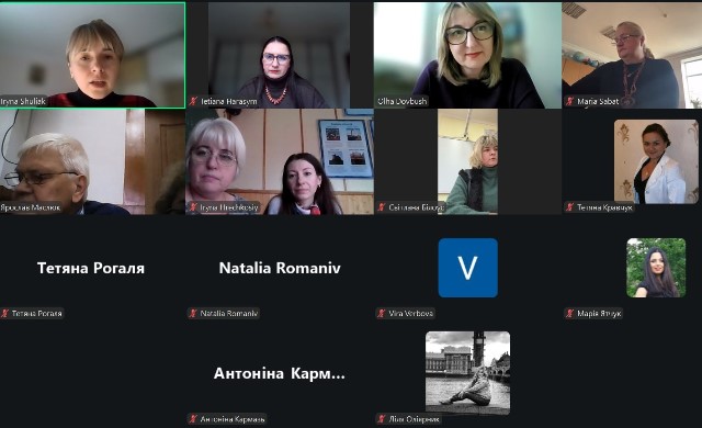 Учасники курсу підвищення кваліфікації вчителів під керівництвом доц. Ірини Шуляк.