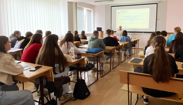  Любов Барна знайомить першокурсників з принципами академічної доброчесності.JPG