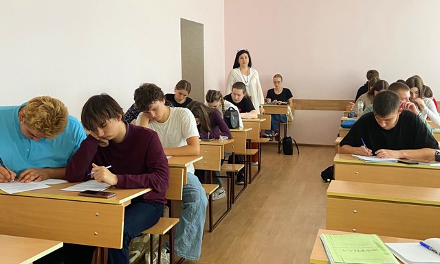 Оксана Боднар допомагає здобувачам освіти у підписанні декларацій з  академічної доброчесності.JPG