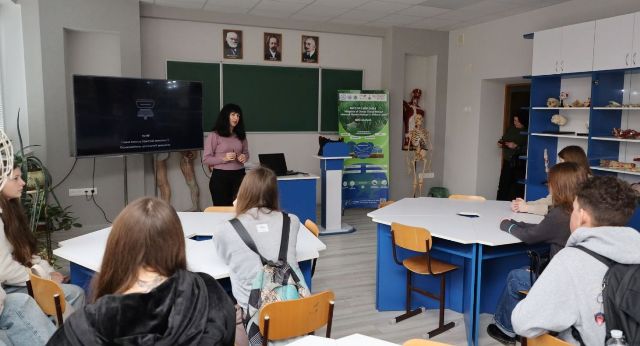  Доц. Ірина Чень знайомить учнів з роботою лабораторії