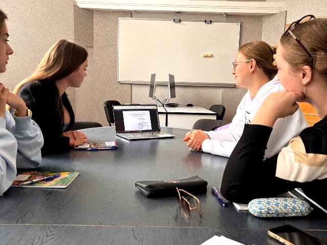 Магістранти денної форми знайомляться зі змістом освітньої програми.jpg