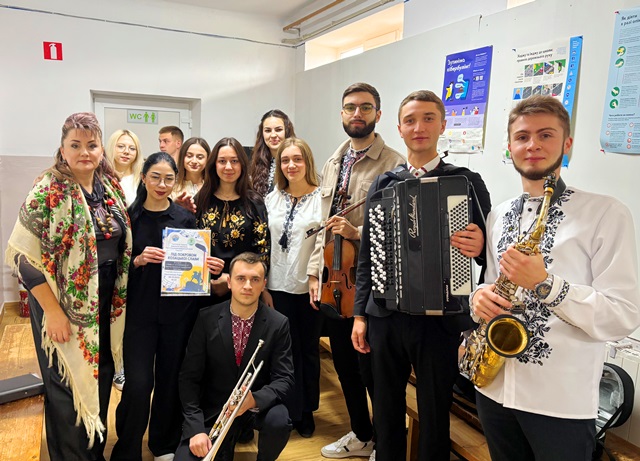 Студенти-музиканти перед виступом.jpeg