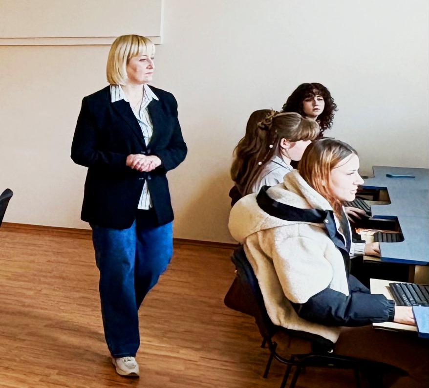 Доцентка кафедри журналістики Синоруб Г. П. розповідає про переваги і недоліки ШІ