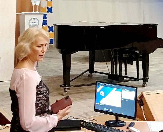 виступає Олена Рак