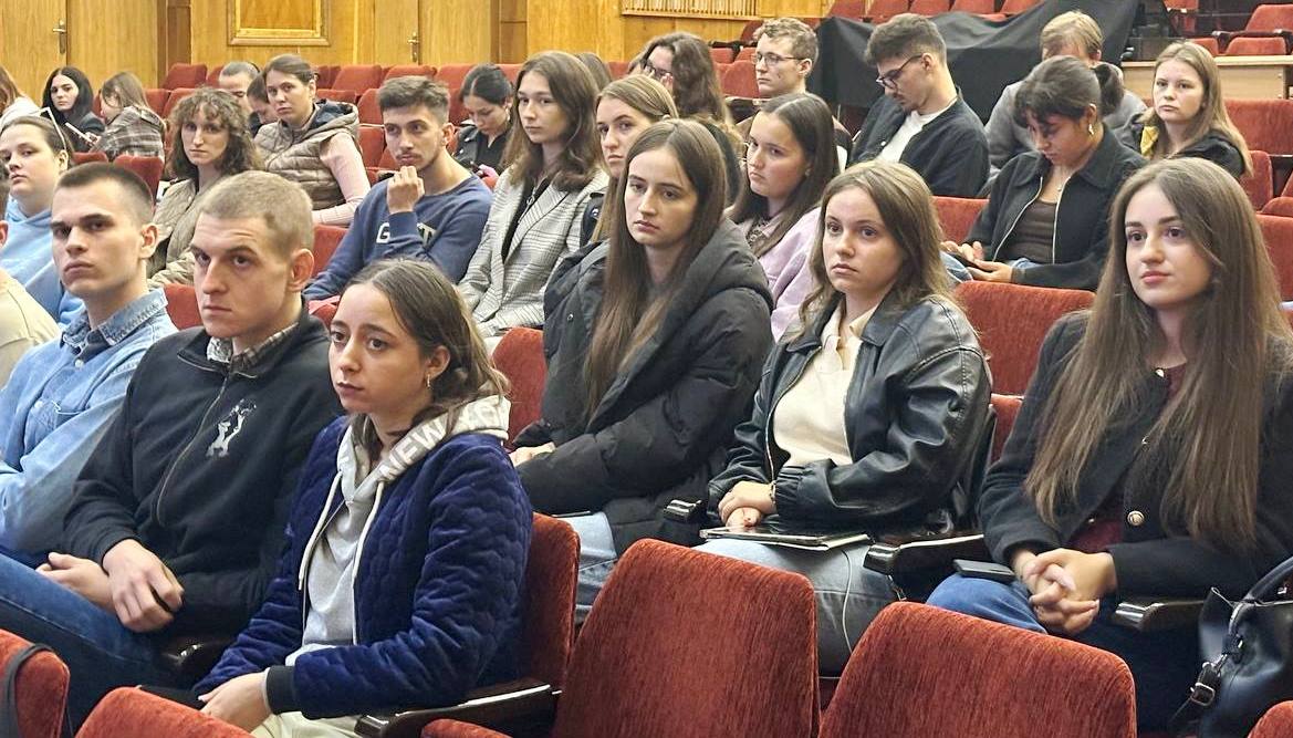 магістри університету під час лекції.jpg