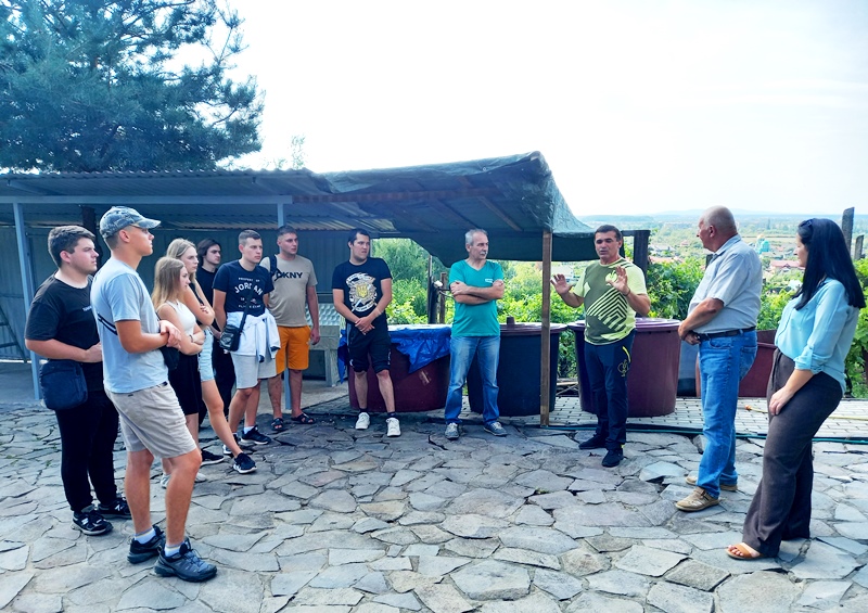 У винороба Федора на Чорній горі.jpg