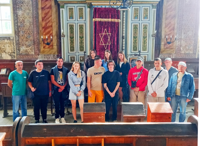 Біля Арон-кодеша синагоги м. Хуст.jpg