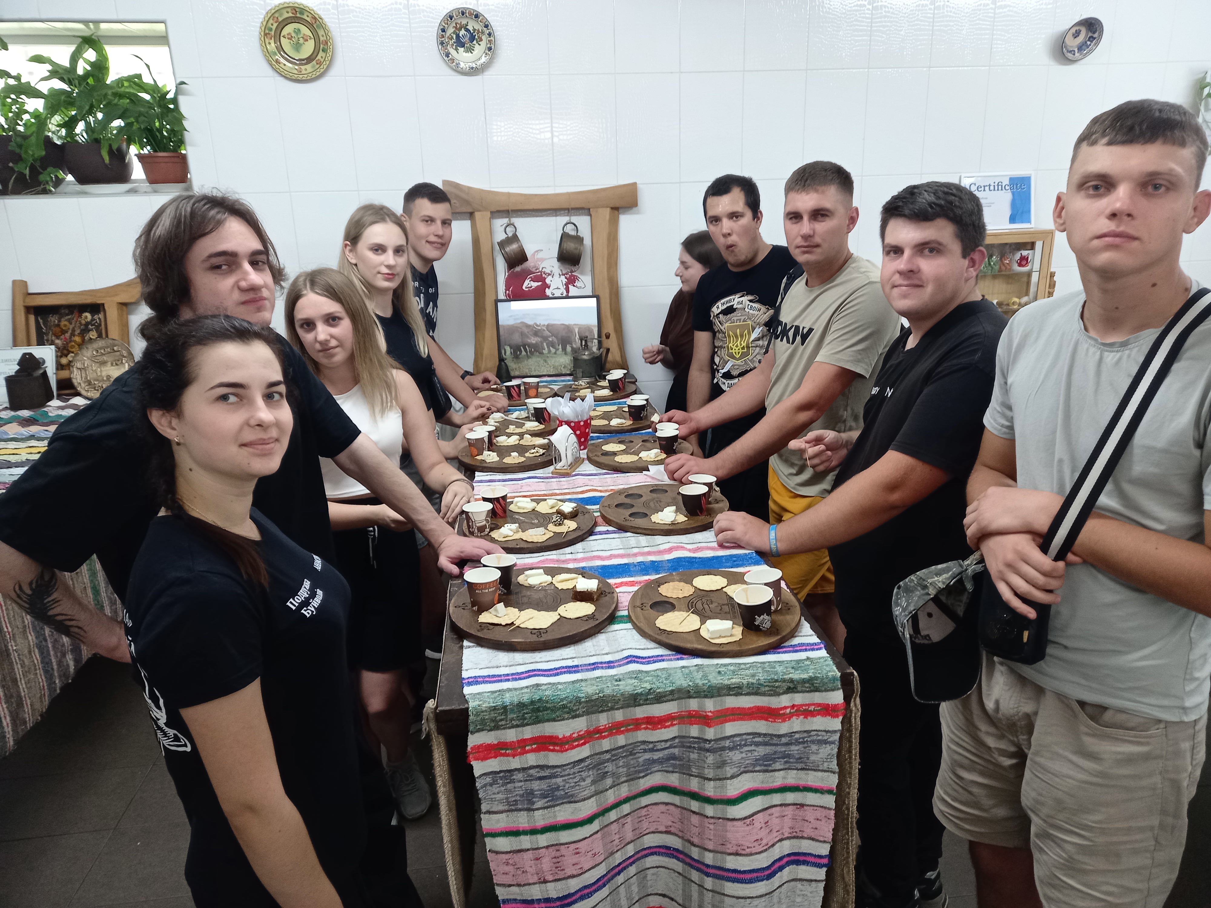 Дегустуємо продукцію на буйволиній фермі.jpg