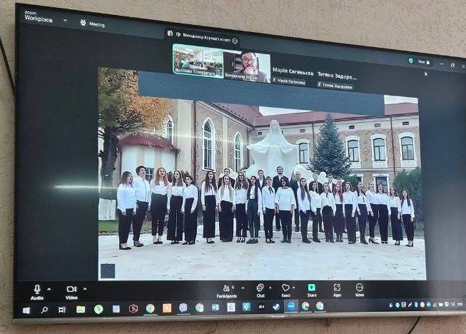 Звучить хоровий твір  «Як ласкаво дивиться Марія» у аранжуванні Володимира Корчака.