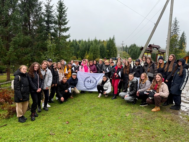 Дружня команда Факультету філології та журналістики підкорює Карпати.JPG