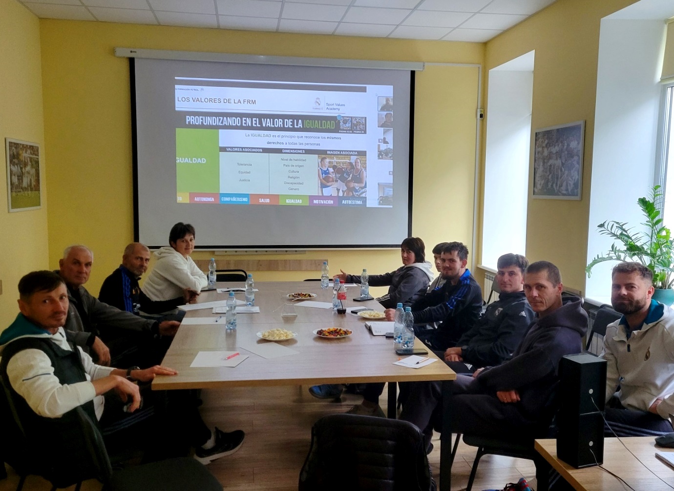  Учасники програми «For a REAL education Values & Sport»  розглядали проблемні моменти на заняттях футболом та баскетболом із дітьми соціально-спортивних шкіл.jpg