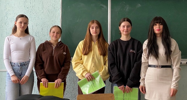  Доцент Н. Таранова зі старостами академічних груп перед іспитом