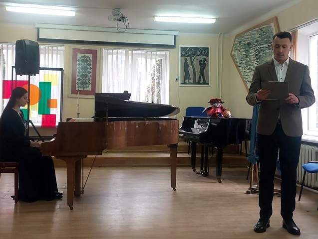  Ведучий Андрій Оленин