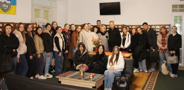  Студенти хіміко-біологічнного факультету на презентації.