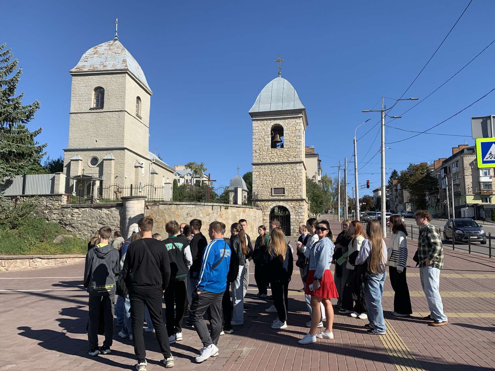 Першокурсники слухають історію Воздвиження чесного хреста