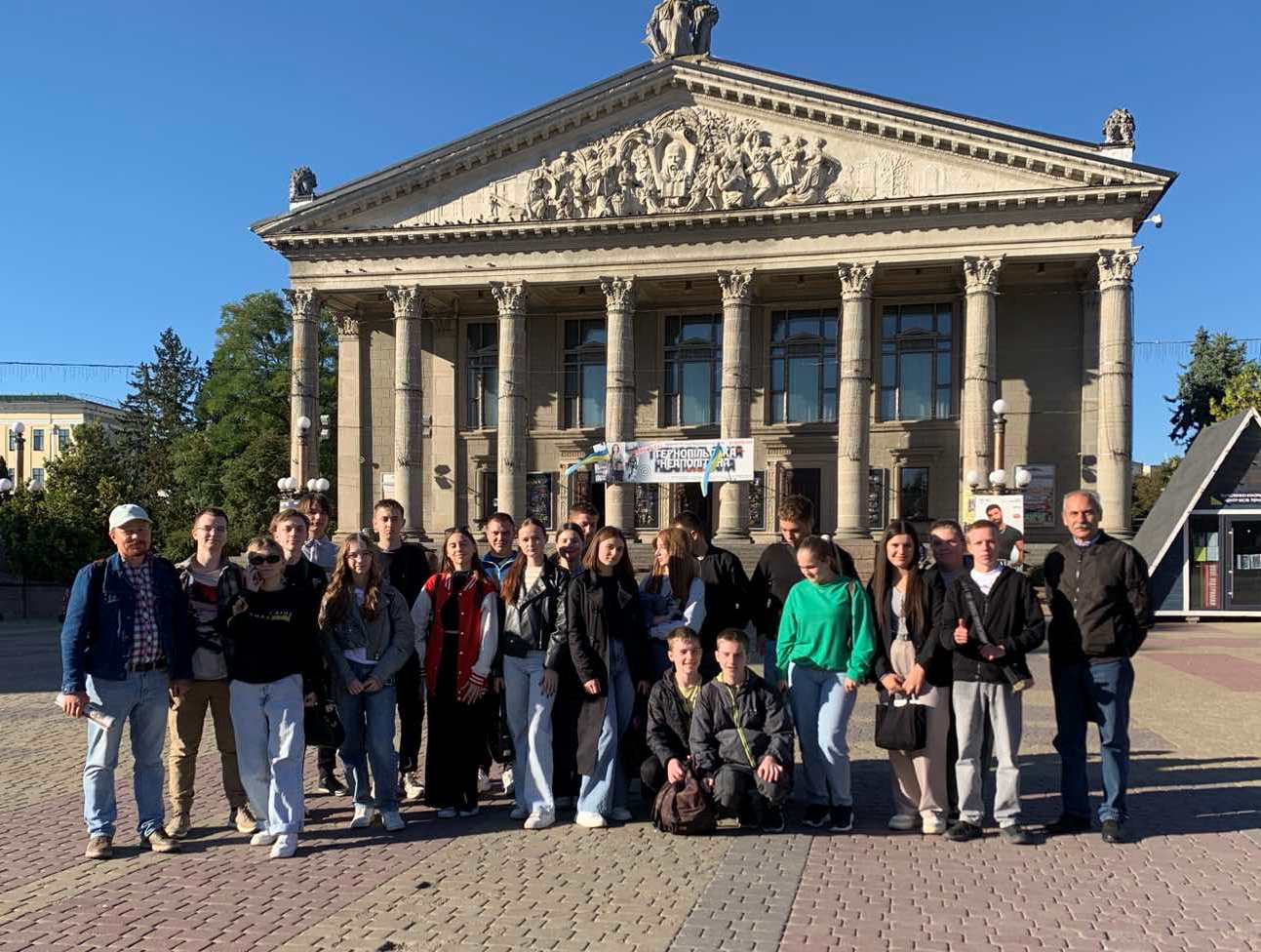  Екскурсію завершили біля драматичного театру.jpg