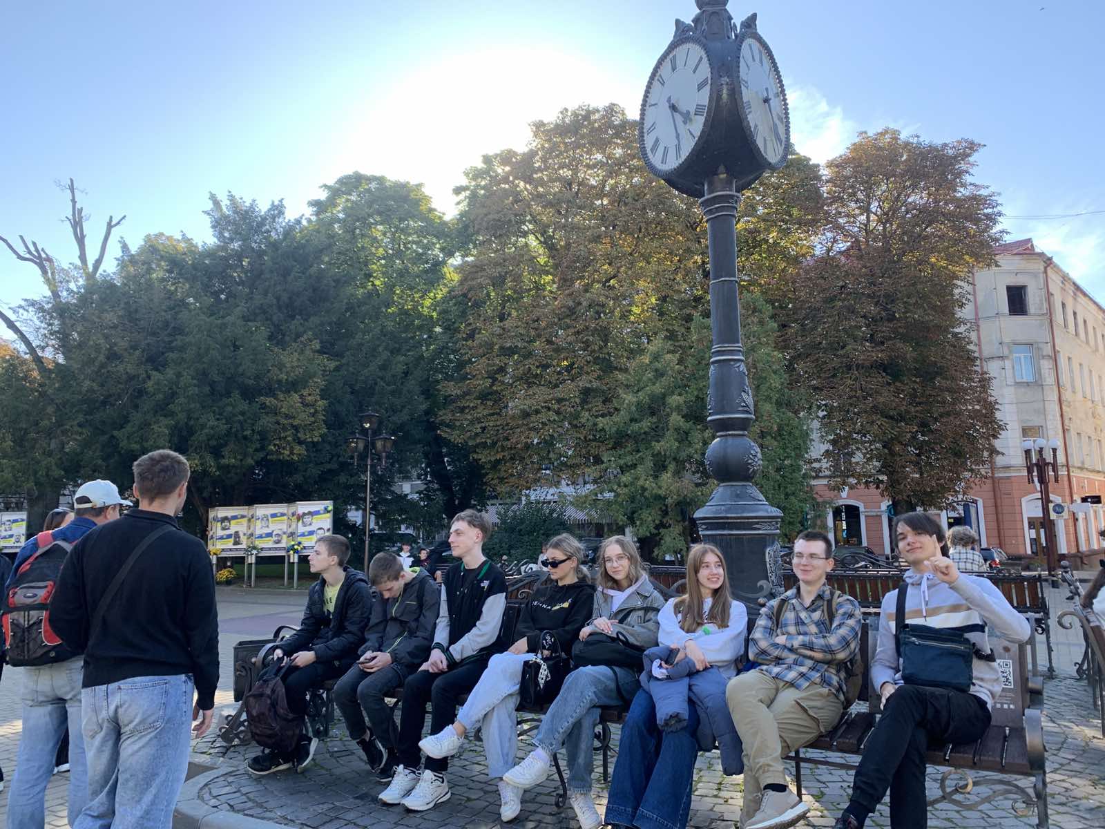 Екскурсія триває, але посидіти біля трьохстороннього годинника можна.jpg