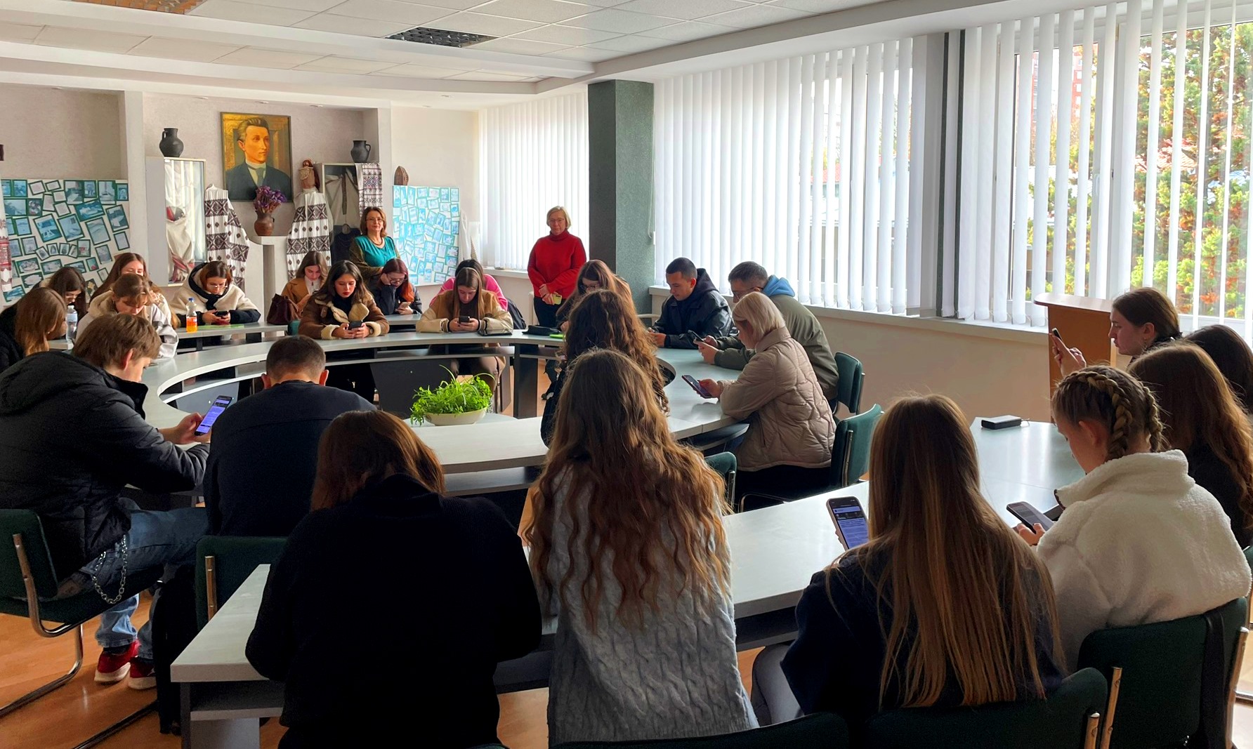  Студенти складають тест.