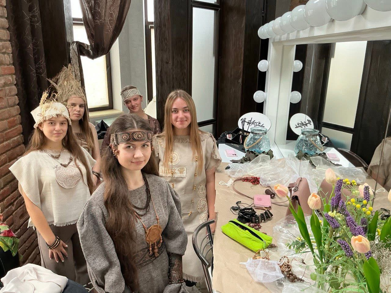 Студентки взяли участь у показі мод на тему трипільської культури.JPG
