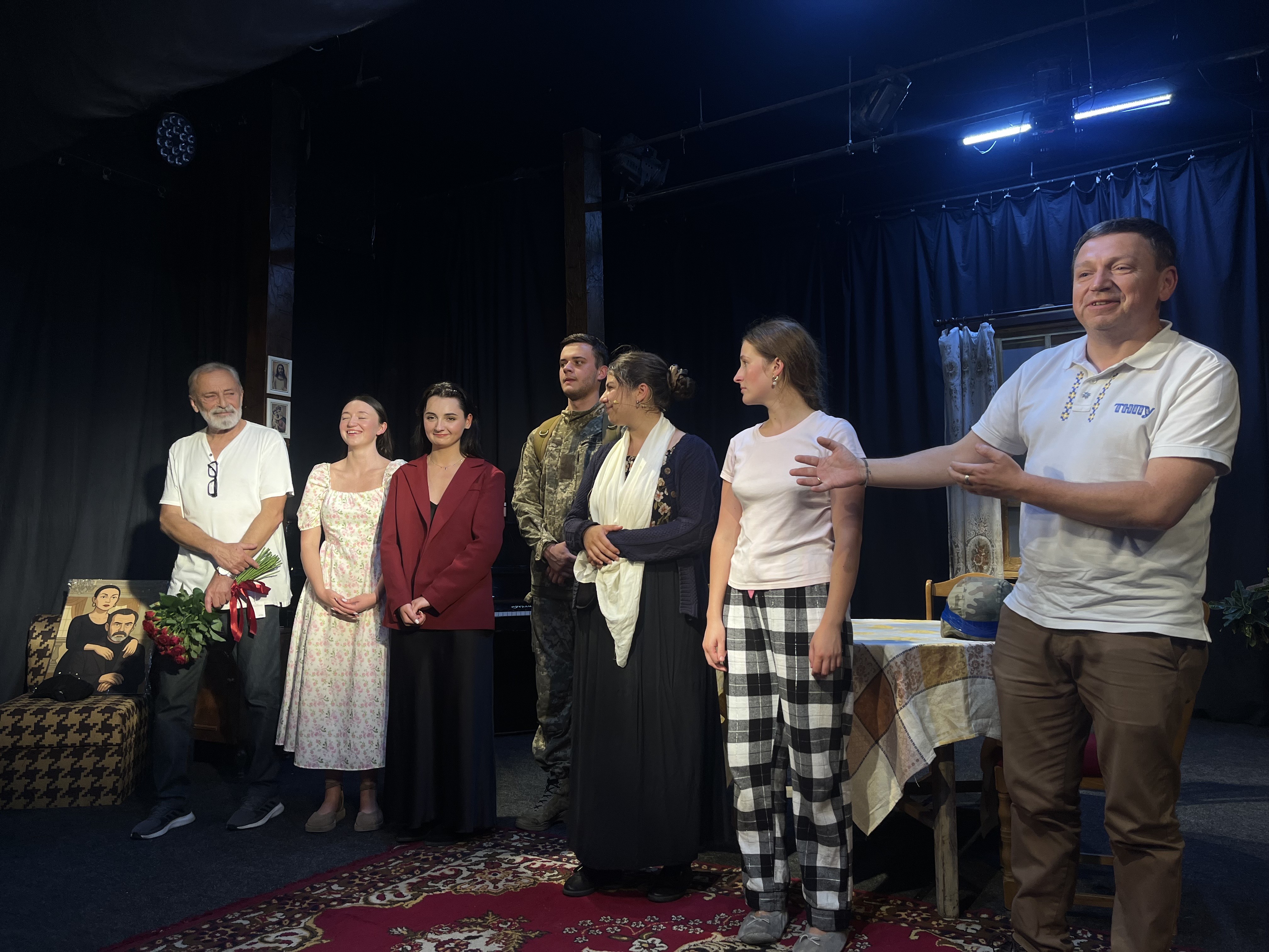  Ректор Буяк Богдан Богданович з керівником курсу Олегом Мосійчуком та акторами ТНПУ.jpeg