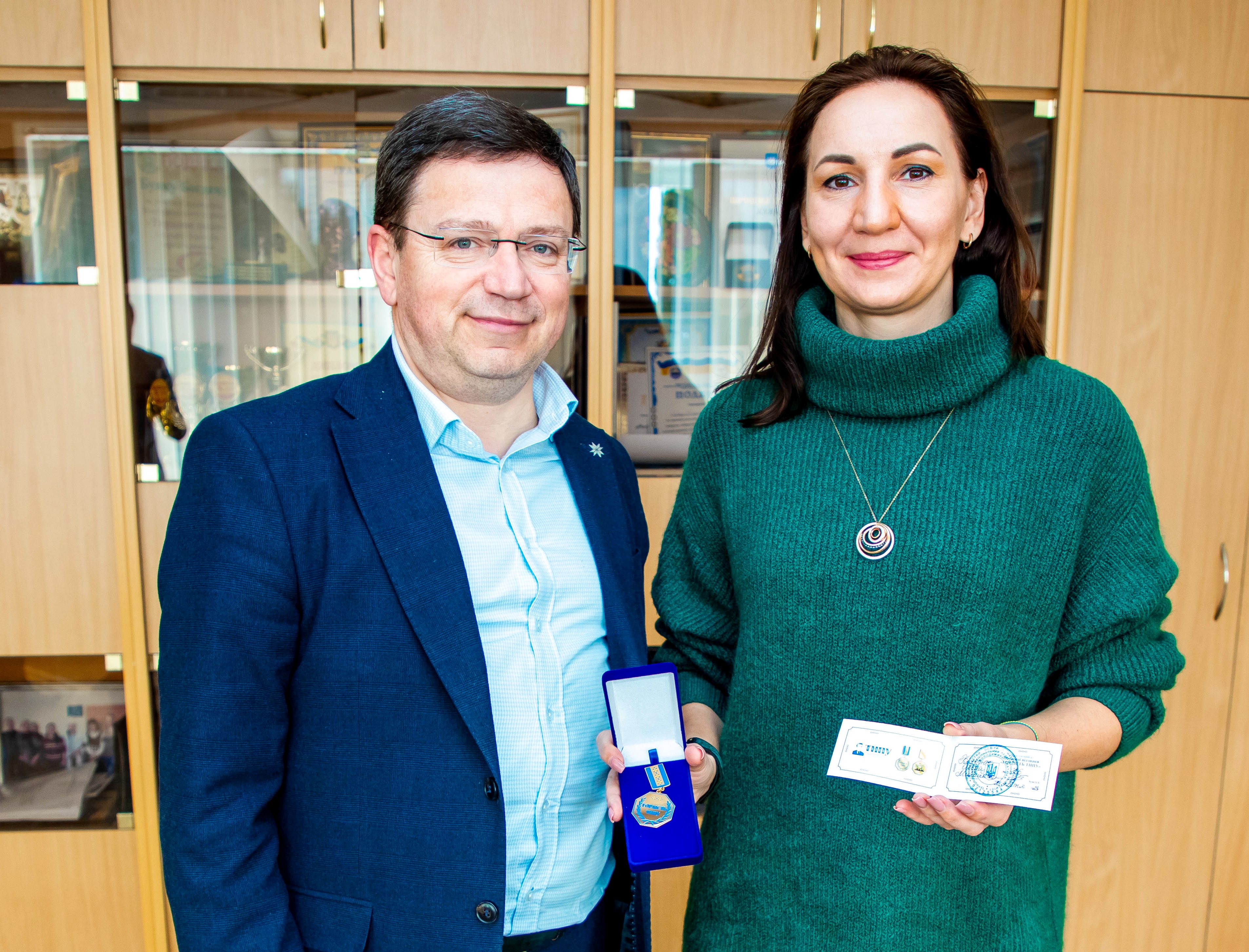 Ректор університету - Богдна Буяк вручає нагороду Олені Білосюк