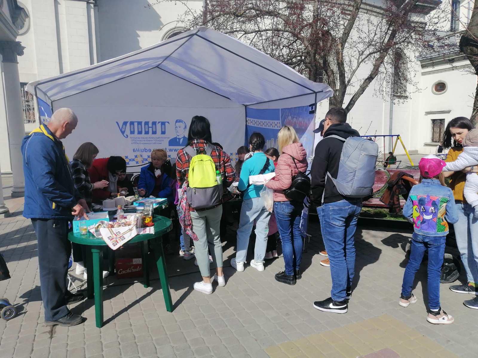 Щонайшвидше «розходяться» жовті та блакитні барви