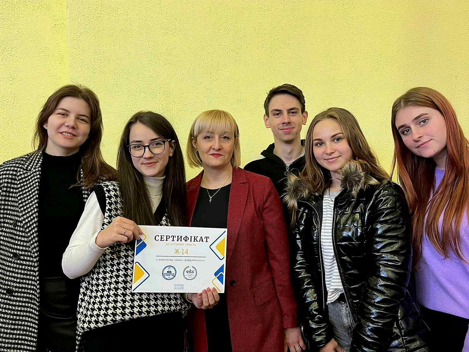 Доцент кафедри журналістики Галина Синоруб з студентами