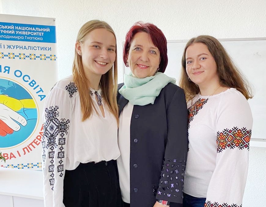  Біла Ілона та Тимощук Єва з організатором заходу Бабій Іриною Миколаївною