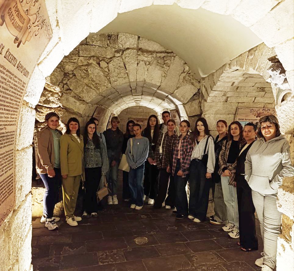  Доцент кафедри соціальної роботи та соціальної педагогіки  Олійник Г. М і майбутні соціальні працівники відвідали музей-крипту.jpg