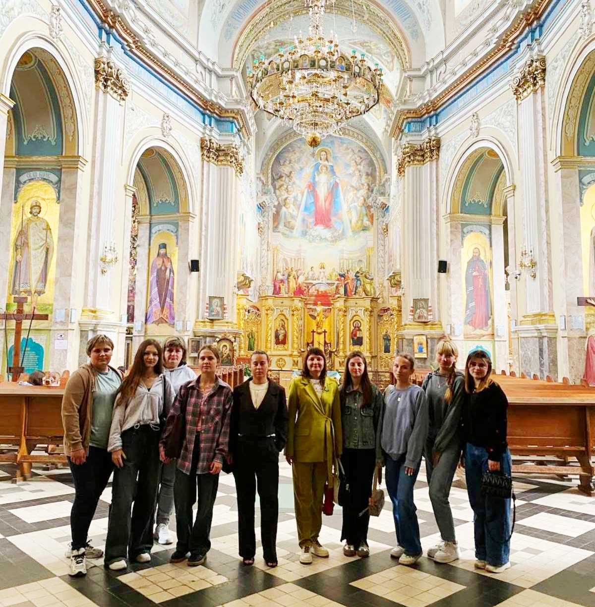 Студенти разом з куратором в Архикатедральному соборі Непорочного Зачаття Пресвятої Богородиці.jpg