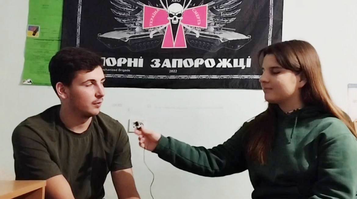 Львова Кароліна бере інтерв'ю в студента ТНПУ
