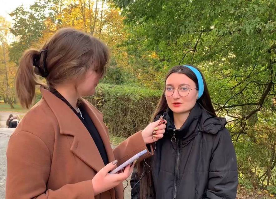 Маланій Анастасія бере інтерв'ю в студентів ТНПУ