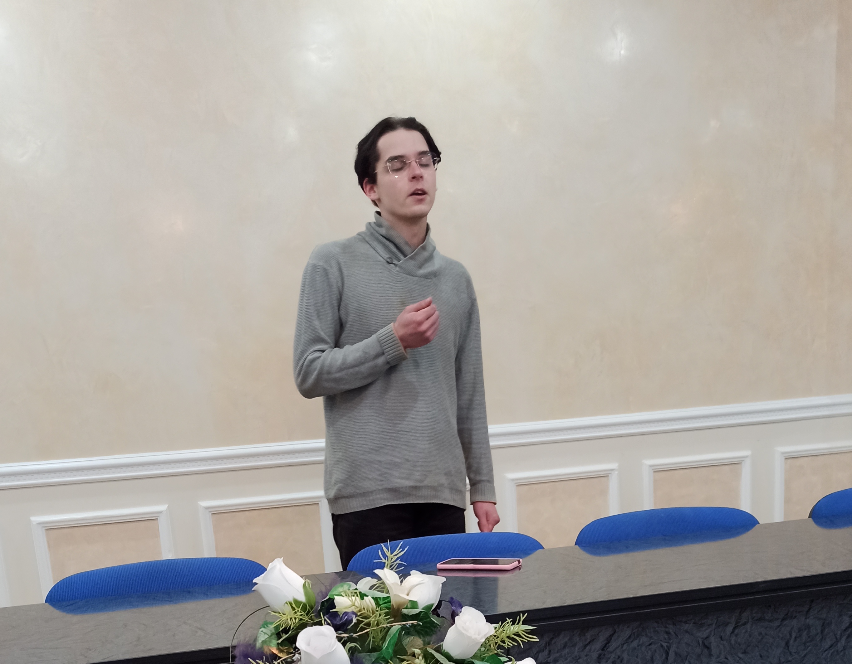 Свою філософську лірику читає студент факультету філології і журналістики Віктор Третьяков