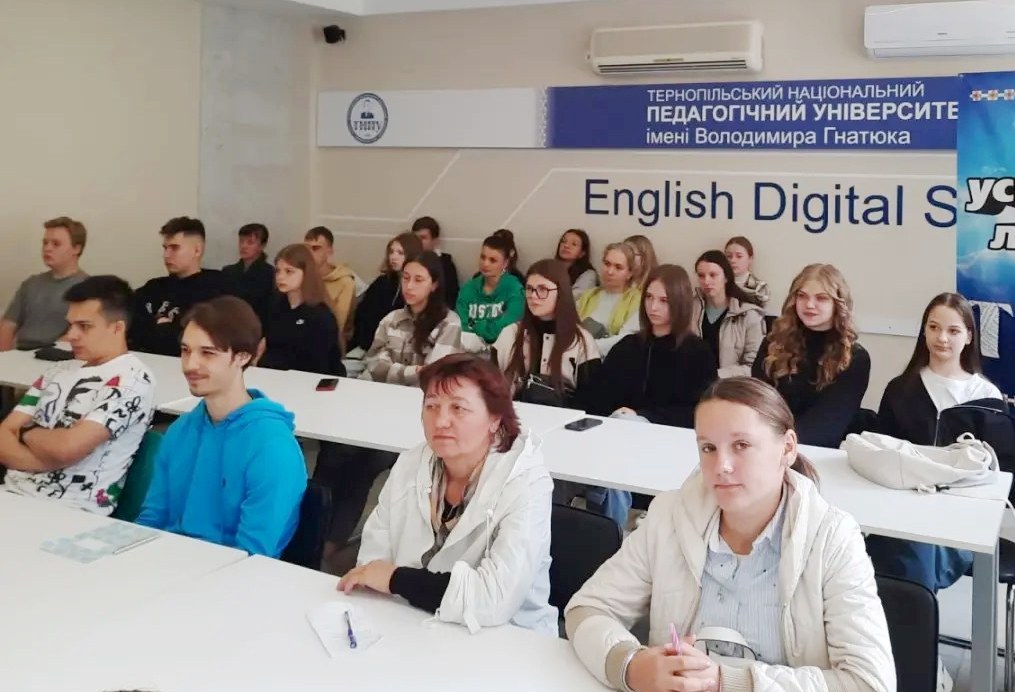 Слухачі і батьки під час зустрічі