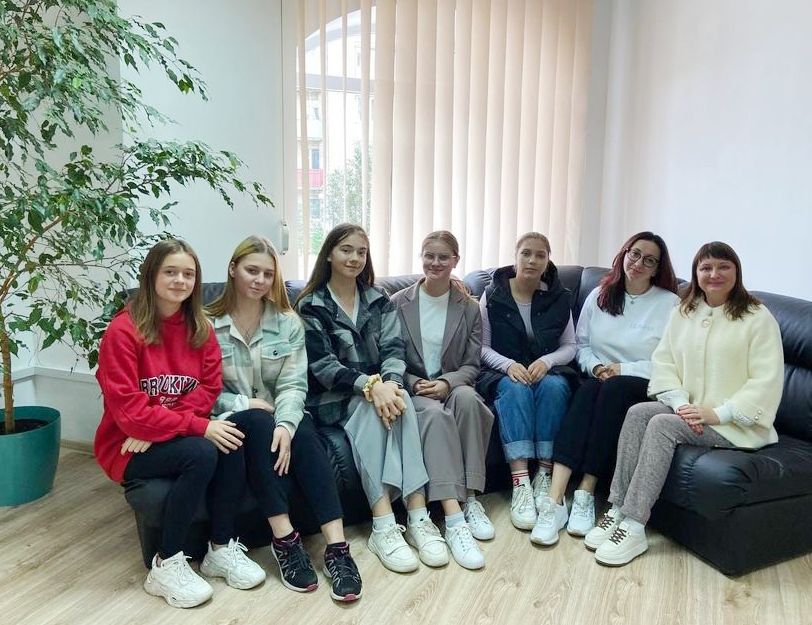 Першокурсниці з куратором 