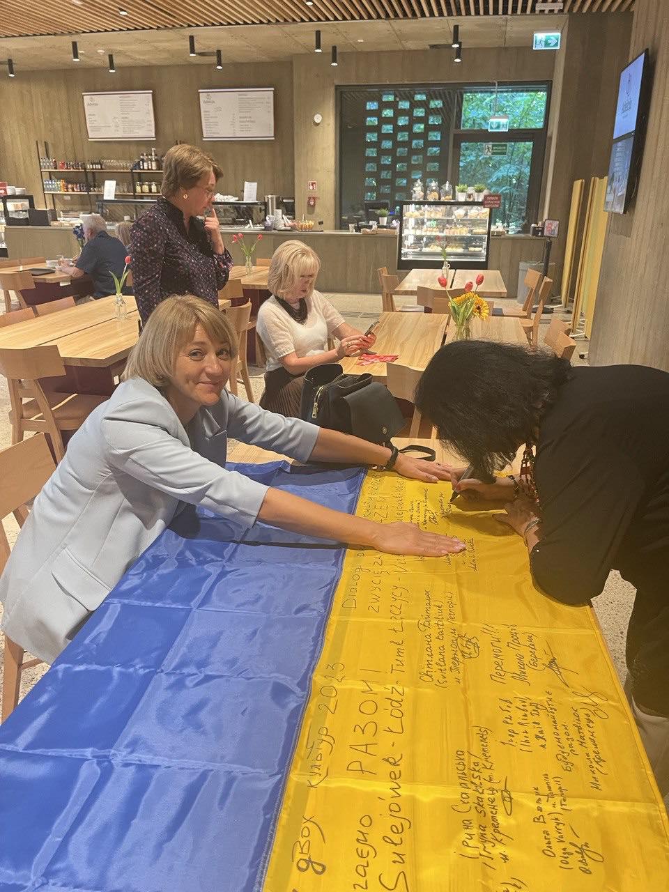 Підписання прапора України